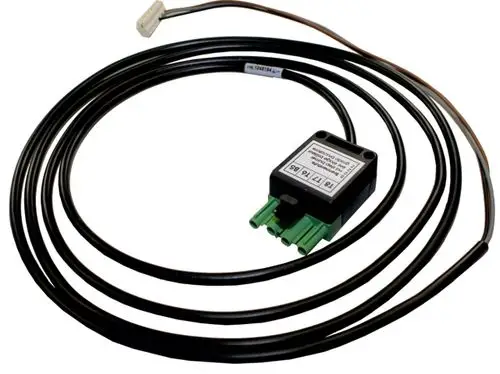 Kabelsatz mit schwarzem Kabel und einem elektrischen Anschlusskasten. Der Anschlusskasten hat grüne Stecker und wird für Wolf-Geräte verwendet.